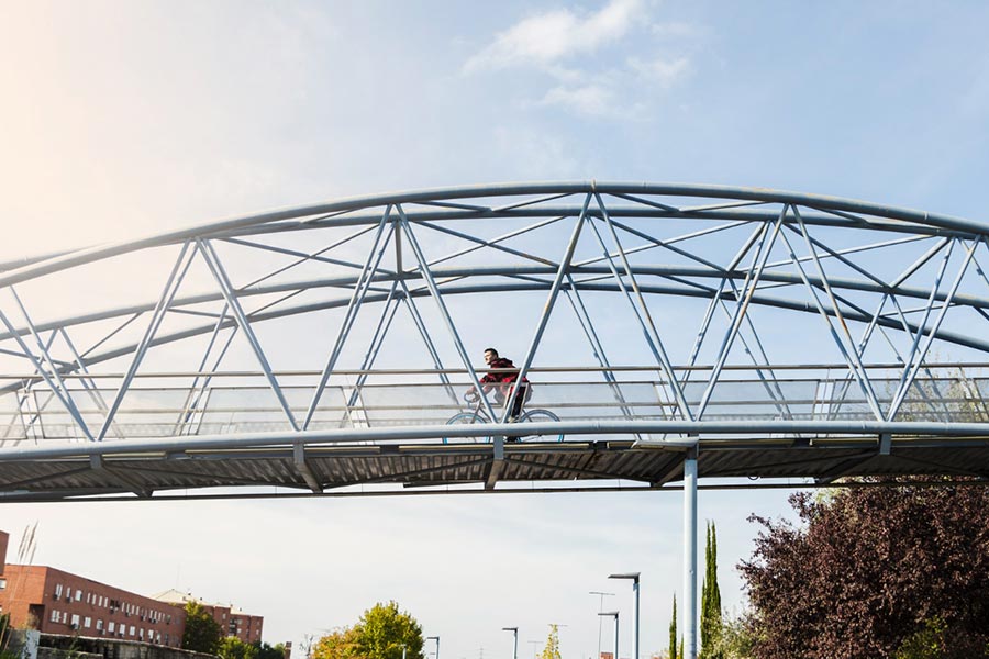Puente metálico que sirve de pasarela para un ciclista